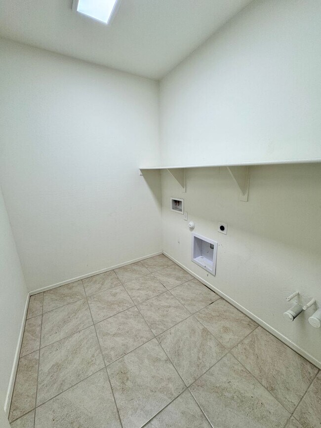 Building Photo - Beautiful 3 Bedroom 2 Bath Single Level Newer Built Home In Litchfield Park! Has Solar!
