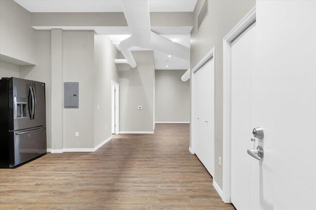 Building Photo - SUMMER SUBLEASE~ 1 BED / 1 BATH APARTMENT ...