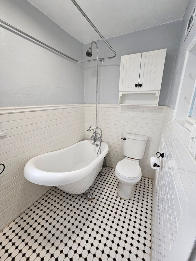 Building Photo - 4 BED | 2.5 BATH | SPACIOUS HOME | WEST