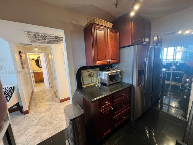 Building Photo - 100 Lincoln Rd