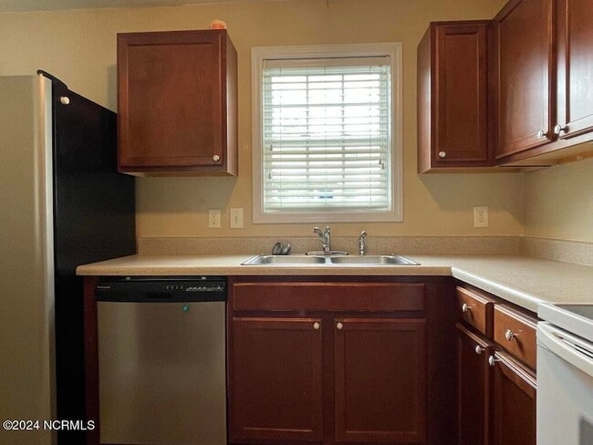 Building Photo - 143 Apache Trail