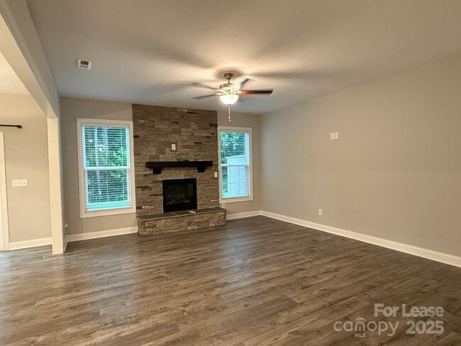 Building Photo - 121 Pine Eagle Dr
