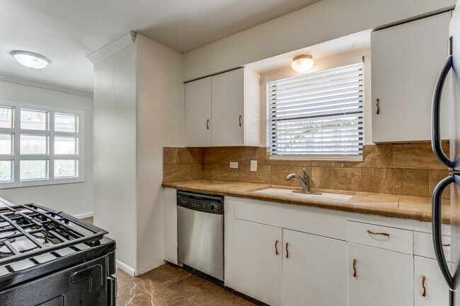 Building Photo - BOUTIQUE ALAMO HEIGHTS 1-BEDROOM APARTMENT