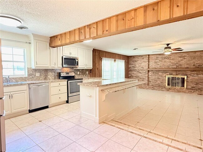 Building Photo - 4701 NE 7th Ave