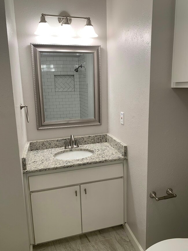 Building Photo - 404 Live Oak Dr