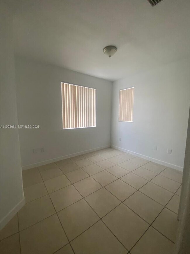 Building Photo - 1652 SE 28th St