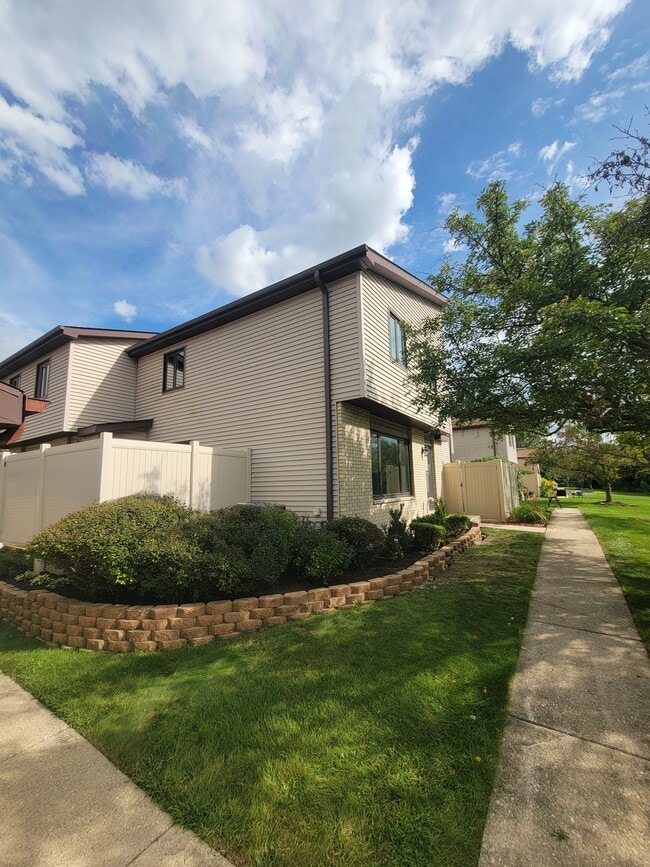 Building Photo - 224 E Woodlawn Rd