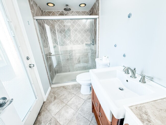 Building Photo - 208 Green Acres Dr