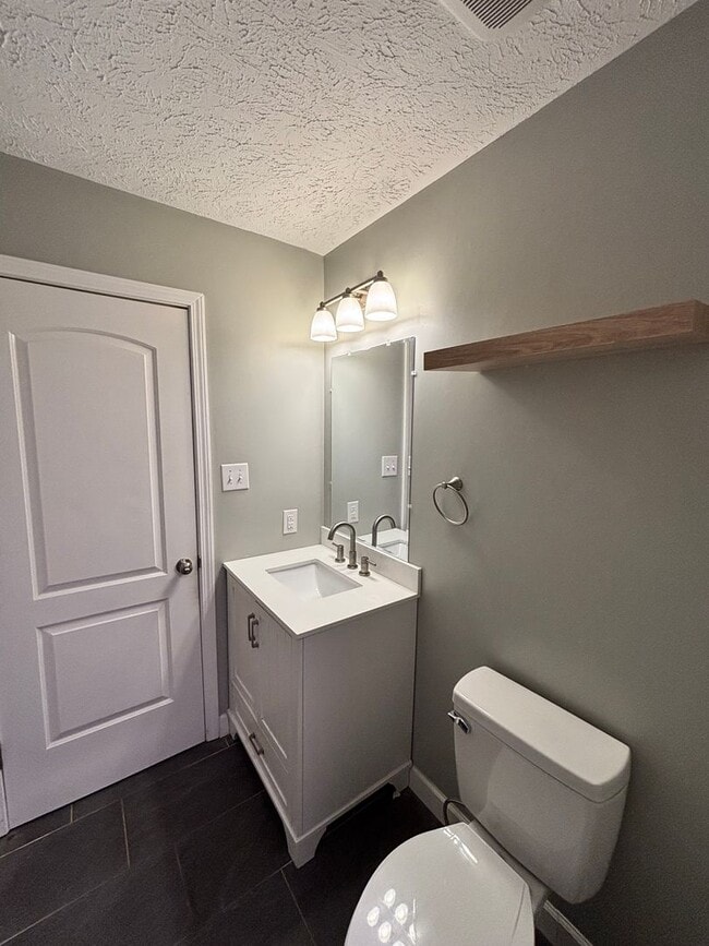 Building Photo - Spacious 3BR Rancher Near Washington Pike – Quiet Setting, Minutes to Downtown!