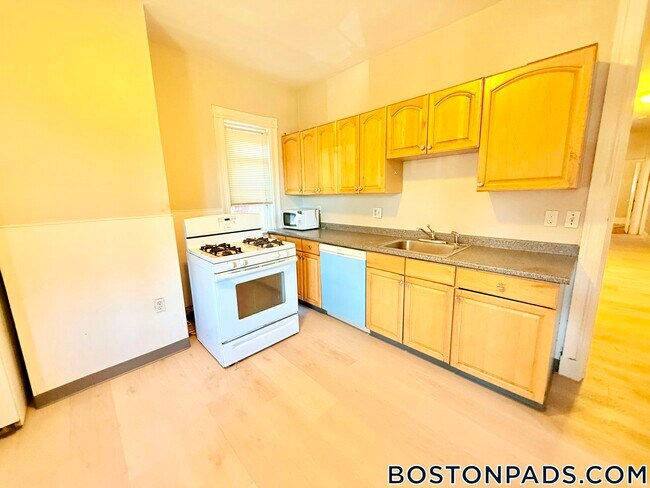 Building Photo - 348 Faneuil St