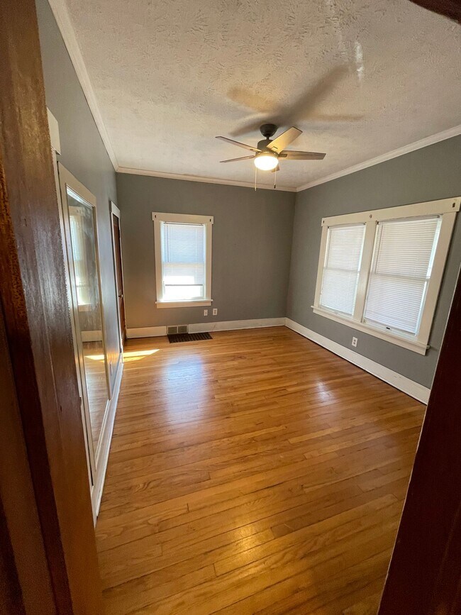 Building Photo - Bright and spacious 1 bedroom apartment