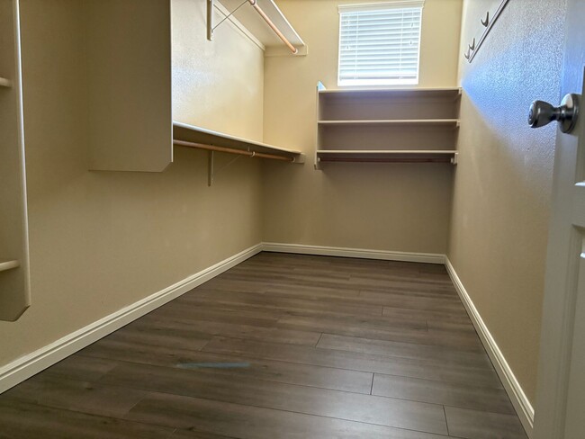 Building Photo - "Luxury Living: Stunning home with marble counter tops & Fireplace!"