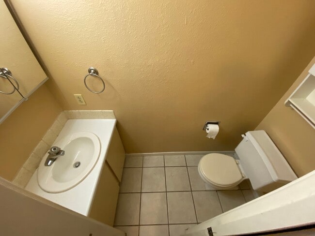Building Photo - Two Bedroom Town Home on Florida Rd.
