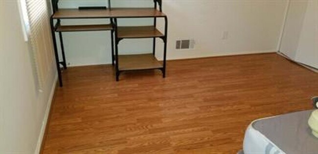 Building Photo - 9083 Meadow Heights Rd