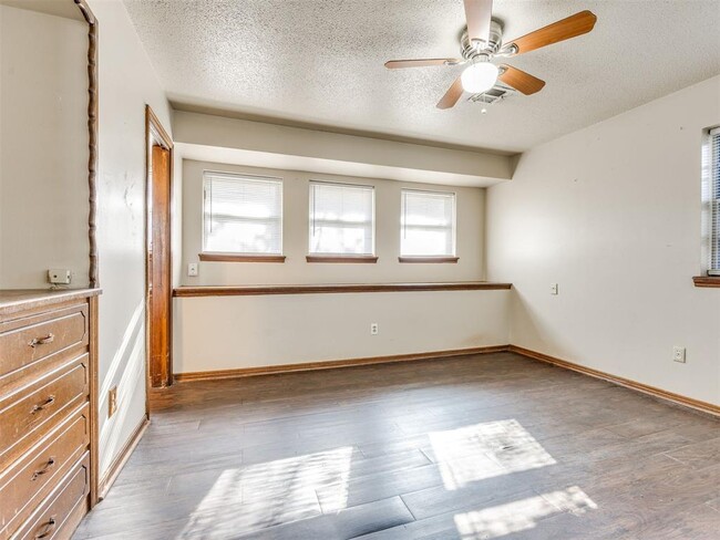 Building Photo - 837 Briarlane Rd