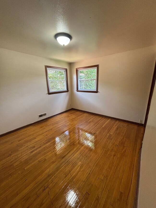 Building Photo - 8600 W Hampton Ave