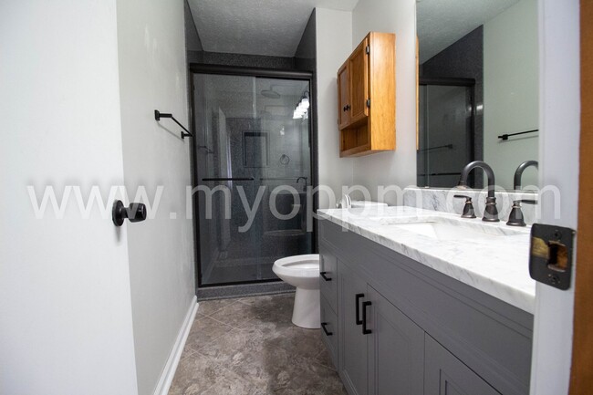 Building Photo - Must See! Well maintained 3 Bedrooms 2.5 B...