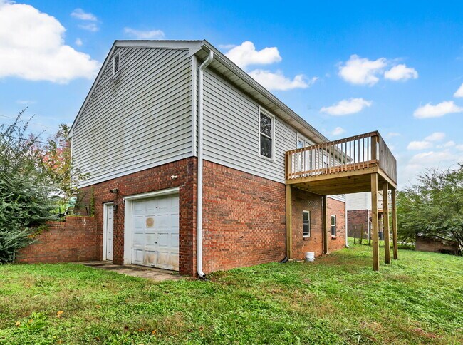 Building Photo - Move-in Special!! 3 Bedroom and 2 Bathroom...
