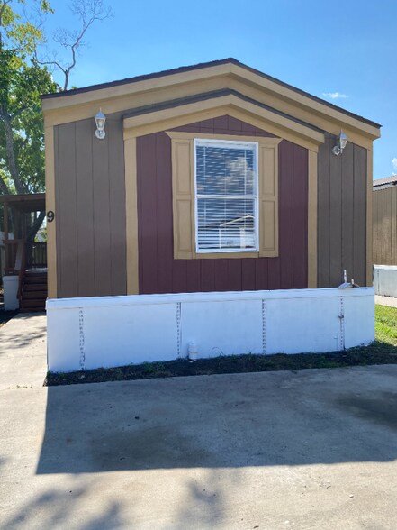 Building Photo - 1120 N Vista Dr