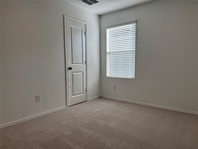 Building Photo - 242 Kings Row Ln