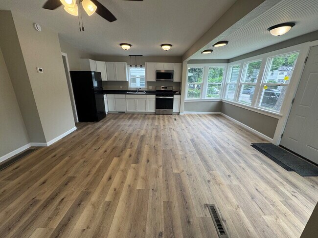 Building Photo - Charming 4-Bed Oasis in Minneapolis – Spacious 1500 Sq Ft Gem!