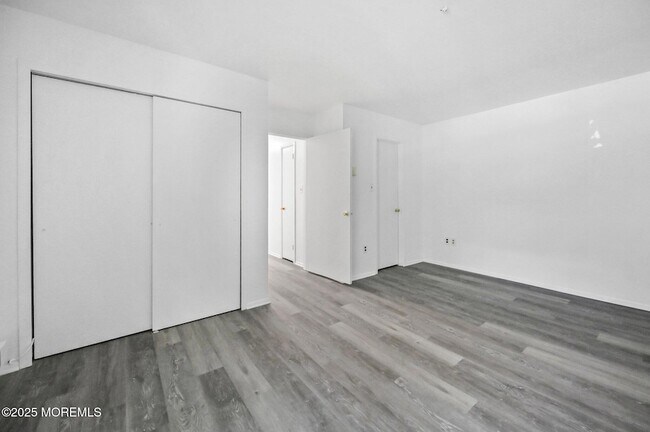 Building Photo - 120 Amberly Dr