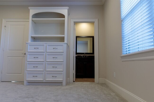 Building Photo - 2101 Elmen St