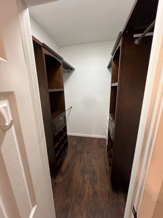 Building Photo - 803 Single Oak Cove