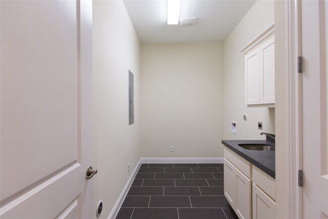 Building Photo - 7402 Kearney Hill Ln