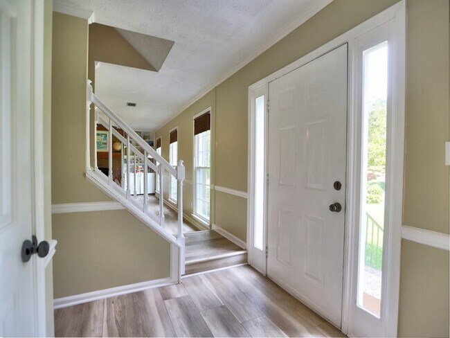 Building Photo - 4512 Woodlawn Lake Dr
