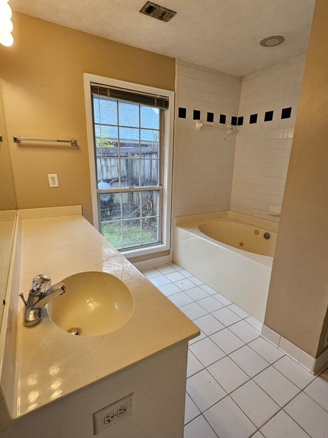 Building Photo - 379 Forest Park Dr