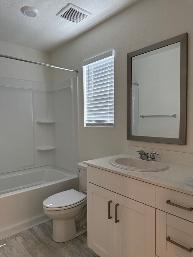 Building Photo - 3 bed 2.5 bathroom in Roseville!  Please read ad for viewing requirements
