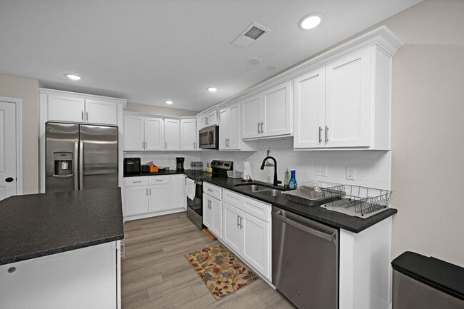 Building Photo - 204 Hunter Ln