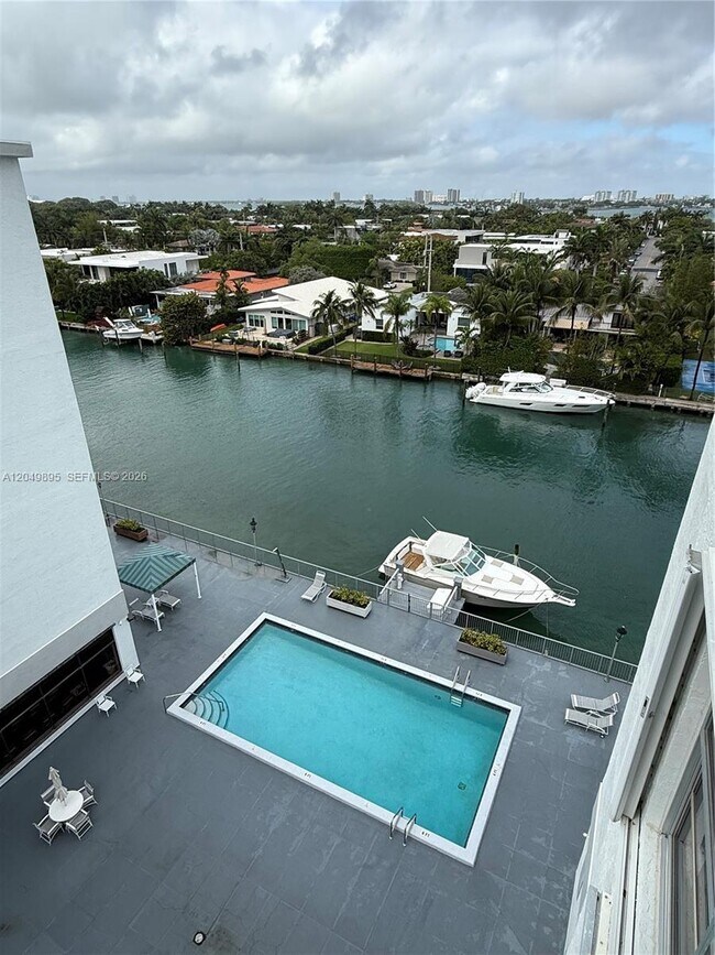 Building Photo - 10000 W Bay Harbor Dr