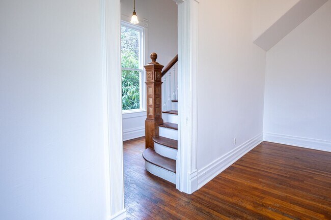 Building Photo - 1940-1946-1946 SW Market St Dr