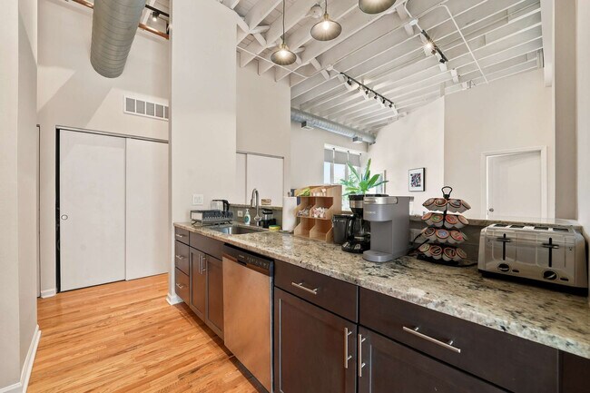 Building Photo - 1550 N Damen Ave