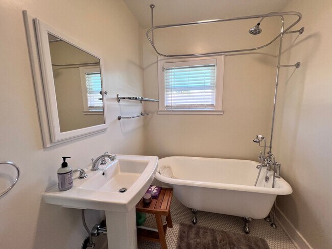 Building Photo - $500 MOVE IN SPECIAL!!! Fully Updated Home in San Leandro Available for Rent!!
