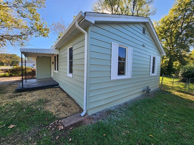 Building Photo - Spacious 3-Bedroom, 1-Bathroom Home AVAILA...