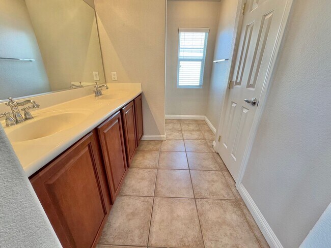 Building Photo - HERE'S THE PERFECT PLACE TO CALL HOME! 3 BEDROOM 2.5 BATHROOM TWO STORY TOWNHOUSE,