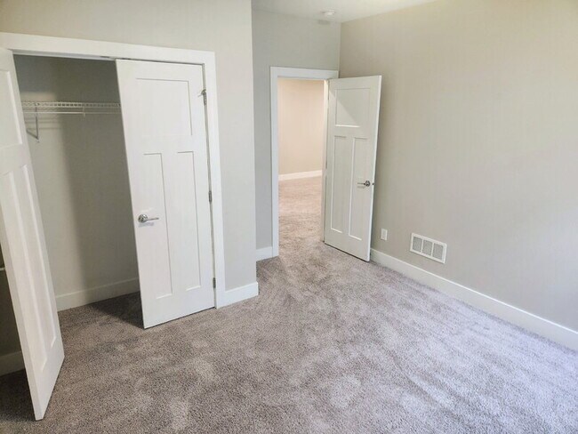 Building Photo - 2728 Yordi Dr