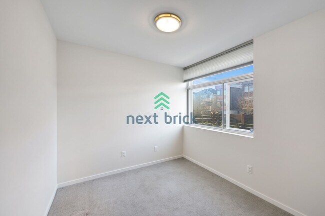 Building Photo - 3 BED & 2.5 BATH SINGLE FAMILY HOUSE FOR RENT