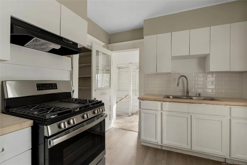 Building Photo - 1317 S Carson Ave