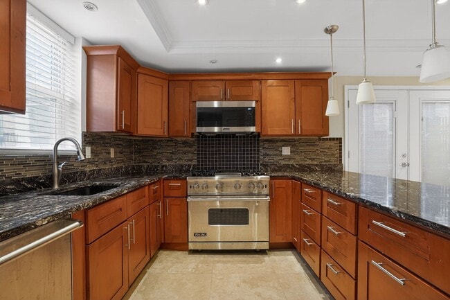 Building Photo - Spacious 1Bd/1Bth condo nestled in the heart of Old Town Alexandria! Pets Welcome!