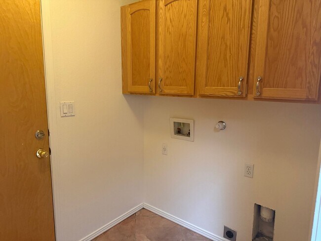 Building Photo - Location, Location!  3 Br, 2 Ba, fireplace in living room, kitchen appliances