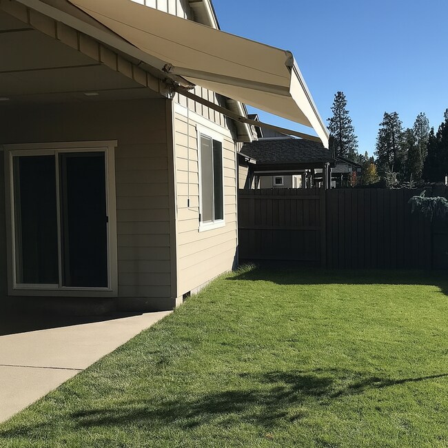 Building Photo - Gorgeous single-level 3x2 with fully fence...