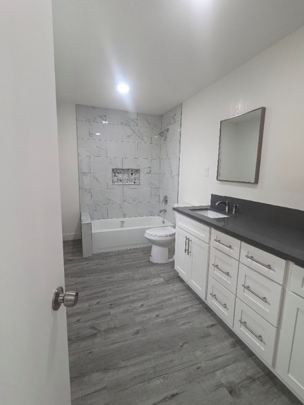 Building Photo - 927 Freeman Ave