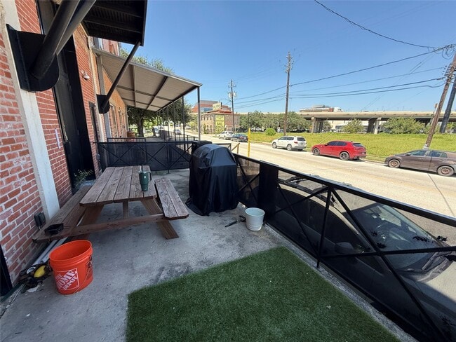 Building Photo - 915 N San Jacinto St