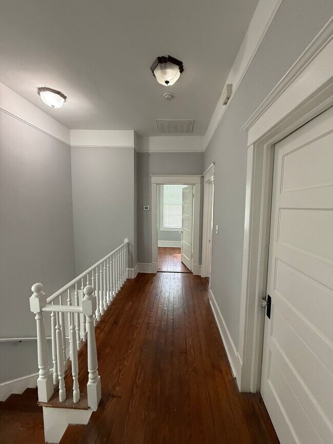 Building Photo - Charming 2-Bedroom Downtown Savannah Home