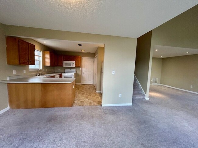 Building Photo - Wonderful 4 Bedroom 2.5 Bathroom Two Story Home in Lawrence!