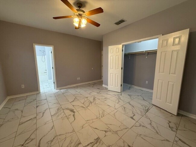 Building Photo - Las Ventanas off Highway 359!